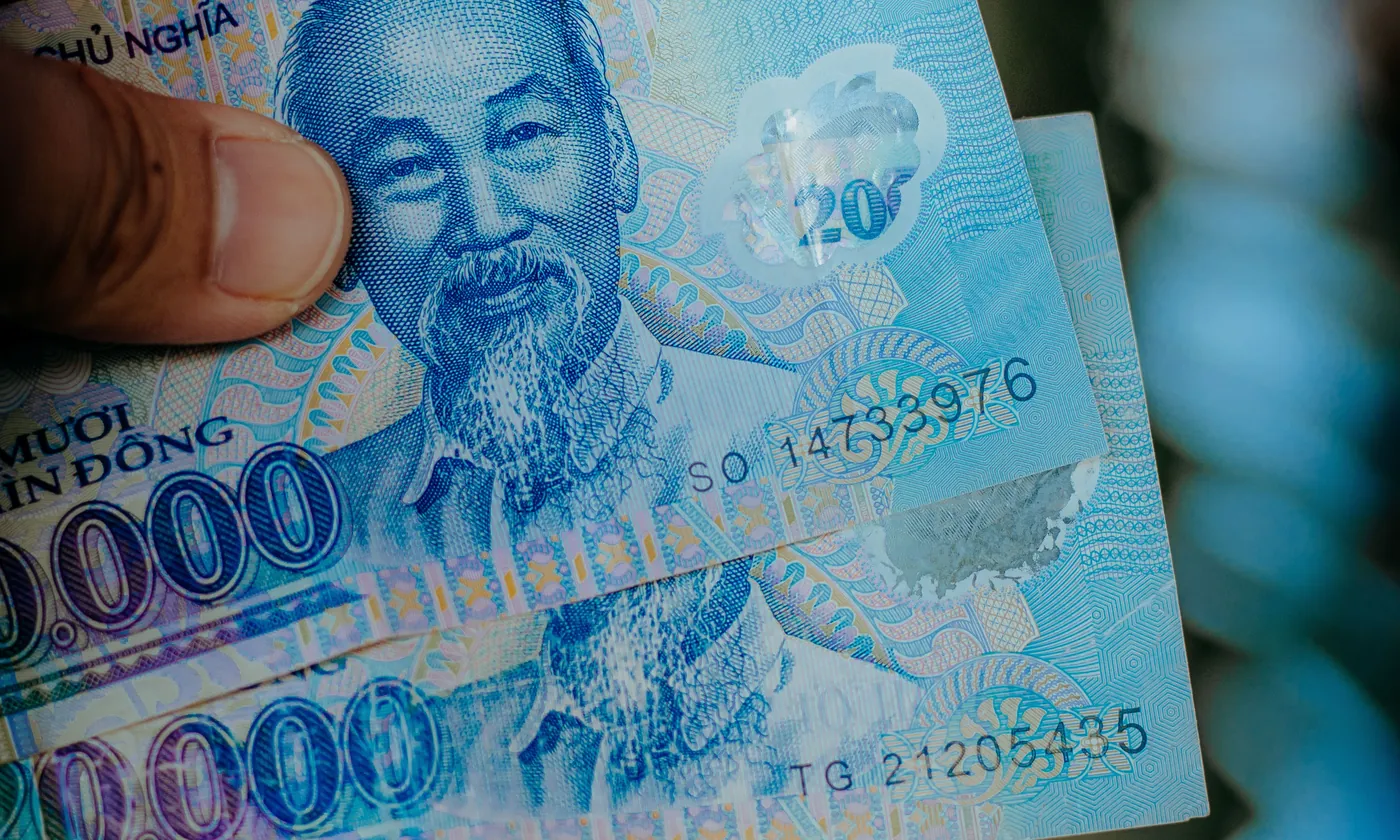 Cash or Card in Phu Quoc? A Practical Traveler Guide – traveler planning illustration